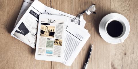Zeitungen auf Holztisch mit Brille und Kaffeetasse (Quelle: sebra/stock.adobe.com)