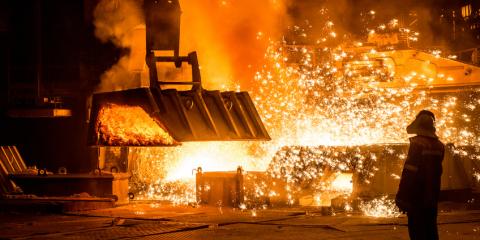 Arbeiter/in in einer Stahlproduktion (Bildquelle: MIRACLE MOMENTS - Fotolia.com)