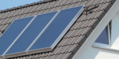 Solarthermieanlage auf einem Hausdach. (Quelle:  Kara - Fotolia.com)