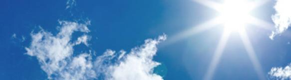 Sonne und Wolken vor blauem Himmel. (Quelle: Ramona Heim - Fotolia.com)