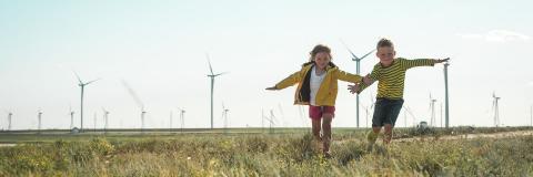 Windräder mit Kindern © PantherMedia Sharomka