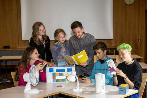 Jugendliche arbeiten mit der Energiekiste Strom sparen. (Quelle: fotopuchner.com)